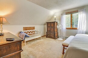 Hike, Leaf-peep, Ski: Hideaway w/ Private Hot Tub!