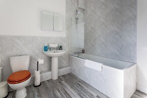 3 Bed House - Sleeps 5 - Parking - Wifi