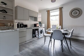 3 Bed House - Sleeps 5 - Parking - Wifi