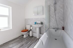 3 Bed House - Sleeps 5 - Parking - Wifi
