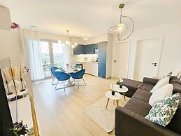 Central 2BR Flat w terrace&parking