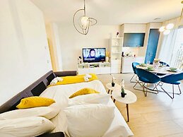 Central 2BR Flat w terrace&parking