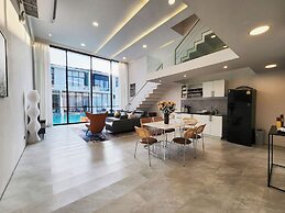 Pool Access Massive Townhouse