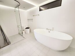 Pool Access Massive Townhouse