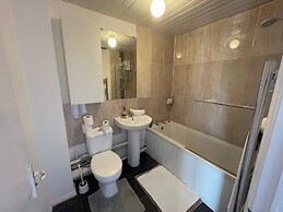 Apartment - Sleeps 4 & On-site Parking
