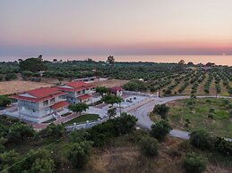 Terra Hélios Suites & Studios