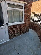Basement 2 Bed Appartment with EVCharger