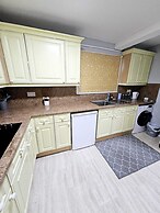 Basement 2 Bed Appartment with EVCharger