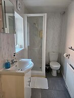 Basement 2 Bed Appartment with EVCharger