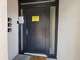 Basement 2 Bed Appartment with EVCharger