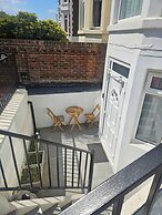 Basement 2 Bed Appartment with EVCharger