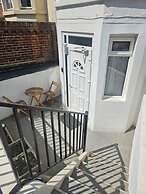 Basement 2 Bed Appartment with EVCharger