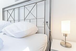 6BR Apt with Garden near Danube