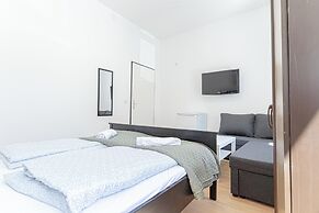 6BR Apt with Garden near Danube