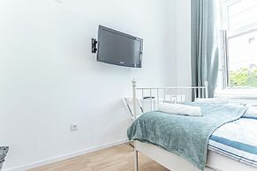6BR Apt with Garden near Danube