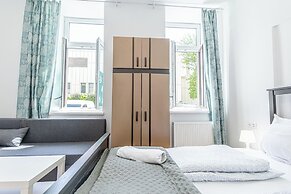 6BR Apt with Garden near Danube