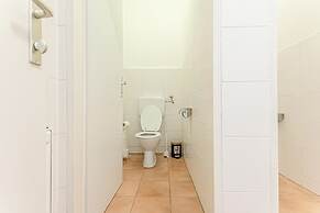 6BR Apt with Garden near Danube