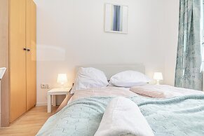 6BR Apt with Garden near Danube
