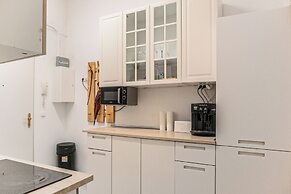 Charming 2BR Apt in Prime Location