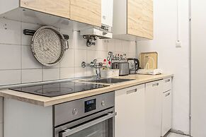 Charming 2BR Apt in Prime Location