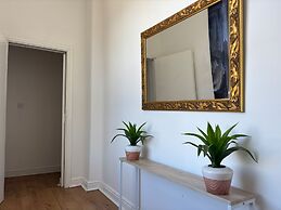 4 Beds-sleeps 8-central-office Space