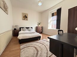 4 Beds-sleeps 8-central-office Space