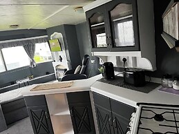 Cosy 3-bedroom Caravan With Decking