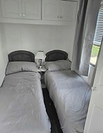 Cosy 3-bedroom Caravan With Decking