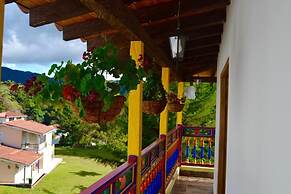 ROBLE COLONIAL
