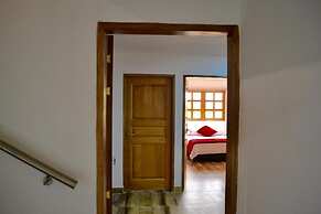 ROBLE COLONIAL