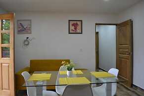 ROBLE COLONIAL