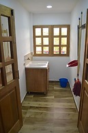 ROBLE COLONIAL