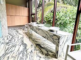 Bolongo 2BR Your Exclusive Oceanfront Escape