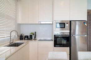 Sea View 2Bed Apt Walk to Beach KBR35