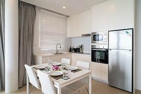 Sea View 2Bed Apt Walk to Beach KBR35