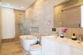 Sea View 2Bed Apt Walk to Beach KBR35