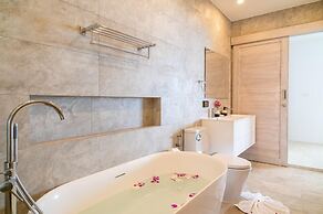 Sea View 2Bed Apt Walk to Beach KBR35
