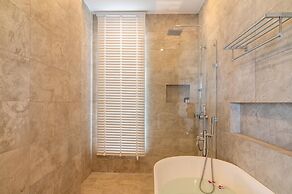 Sea View 2Bed Apt Walk to Beach KBR35