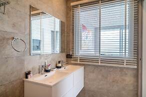 Sea View 2Bed Apt Walk to Beach KBR35