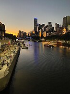 Luxurious Apartment With City Views and Yarra River