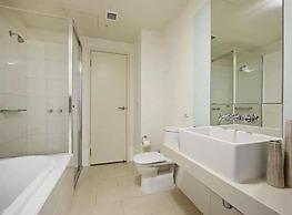 Luxurious Apartment With City Views and Yarra River