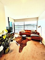 Luxurious Apartment With City Views and Yarra River