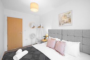 Spacious 6 Bedroom House in Denton Way