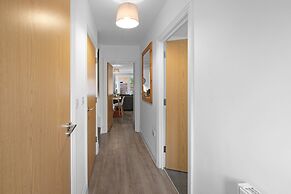 Spacious 6 Bedroom House in Denton Way