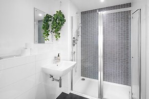 Spacious 6 Bedroom House in Denton Way