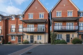 Spacious 6 Bedroom House in Denton Way