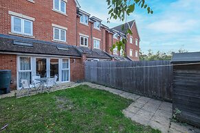 Spacious 6 Bedroom House in Denton Way