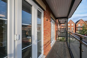 Spacious 6 Bedroom House in Denton Way