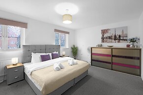 Spacious 6 Bedroom House in Denton Way