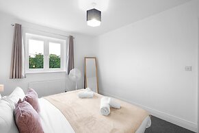 Spacious 6 Bedroom House in Denton Way